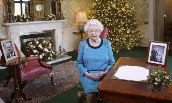 ÅRLIG PLIKT: Etter den store lunsjen på 1. juledag, samles familien foran tven og ser dronningens juletale, som blir spilt inn på Buckingham Palace før jul. Her er hun avbildet i fjor. Foto: AP / NTB Scanpix ÅRLIG PLIKT: Etter den store lunsjen på 1. juledag, samles familien foran tven og ser dronningens juletale, som blir spilt inn på Buckingham Palace før jul. Her er hun avbildet i fjor. Foto: AP / NTB Scanpix